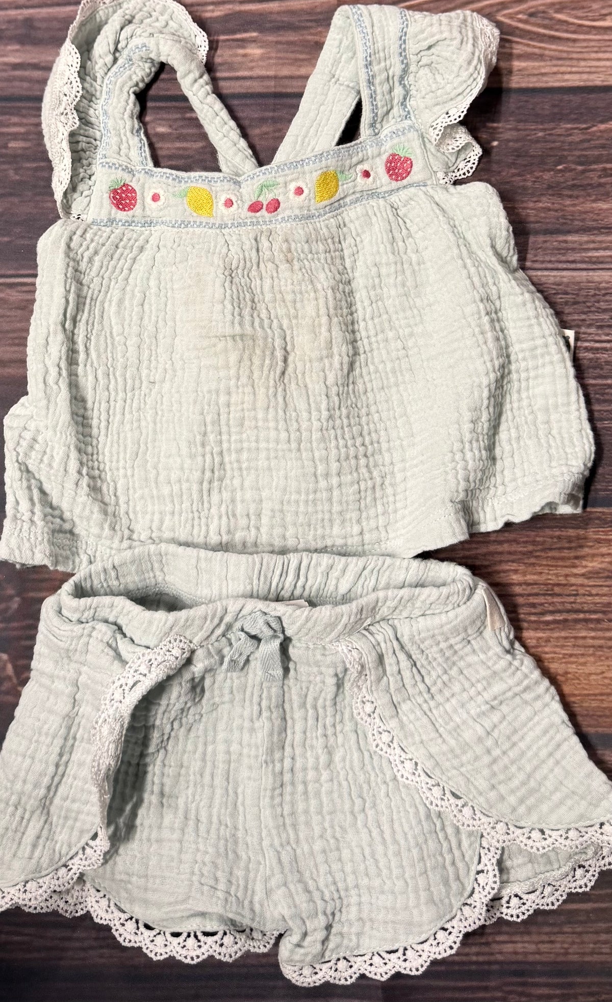 Rabbit + Bear 2T..has staining